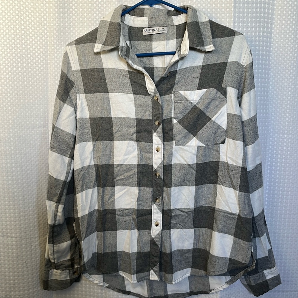 Arizona Jeans Co women’s XS button up gray/white plaid flannel shirt